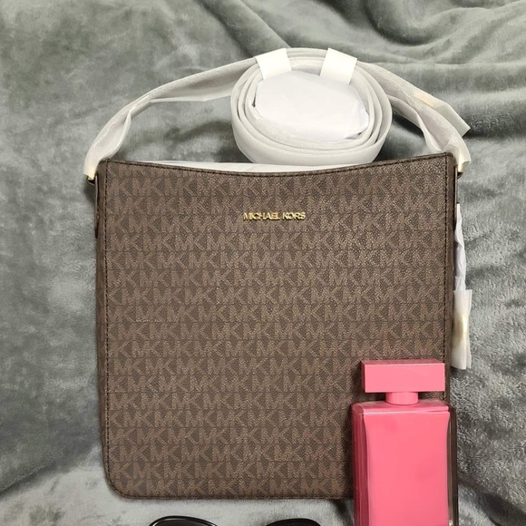 Michael Kors Handbags - Michael Kors Crossbody